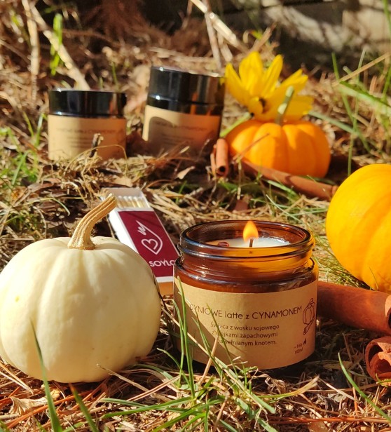świeca zapachowa sojowa SOYLO dyniowe latte_outdoor.jpeg