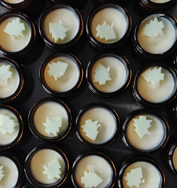 świeca z wosku sojowego magia świąt soylo z choinką.jpg