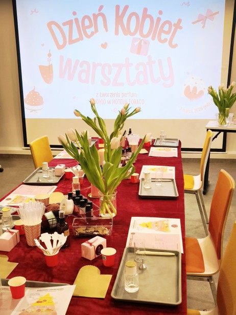 Warsztaty z tworzenia perfum na Dzień Kobiet w Hotelu Tobaco.jpg